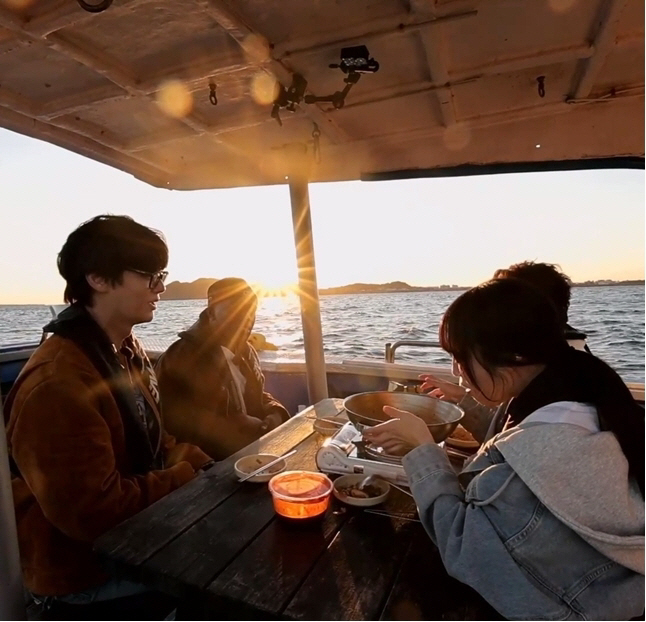 "살면서 멀미해본적無"…쯔양 "3시간 흔들리는 배도 OK"→라면 국물까지…