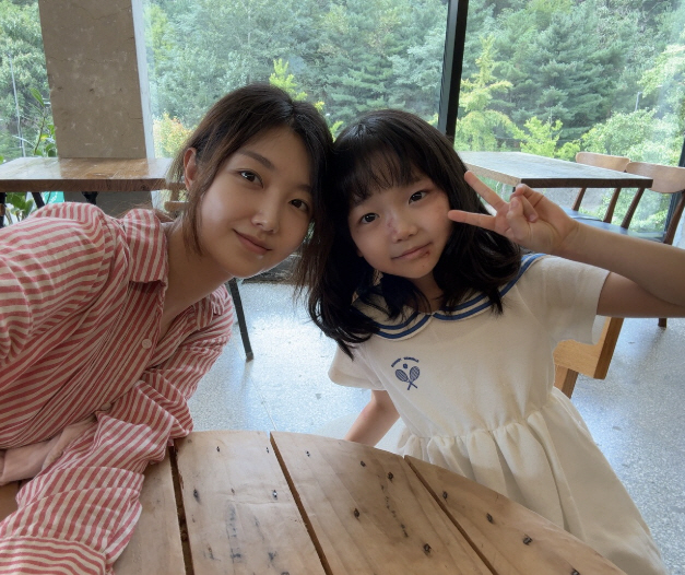 김유정 엄마, ‘씨야 출신’ 이서안이었다..‘친애하는 X’ 다정 투샷