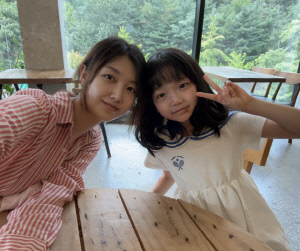 김유정 엄마, ‘씨야 출신’ 이서안이었다..‘친애하는 X’ 다정 투샷