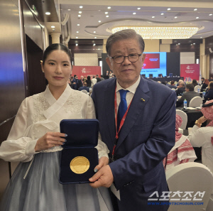 '에페여제'송세라,FIE'세계1위'상...'펜싱 키다리아저씨'최신원 회장 현장서 직접 축하