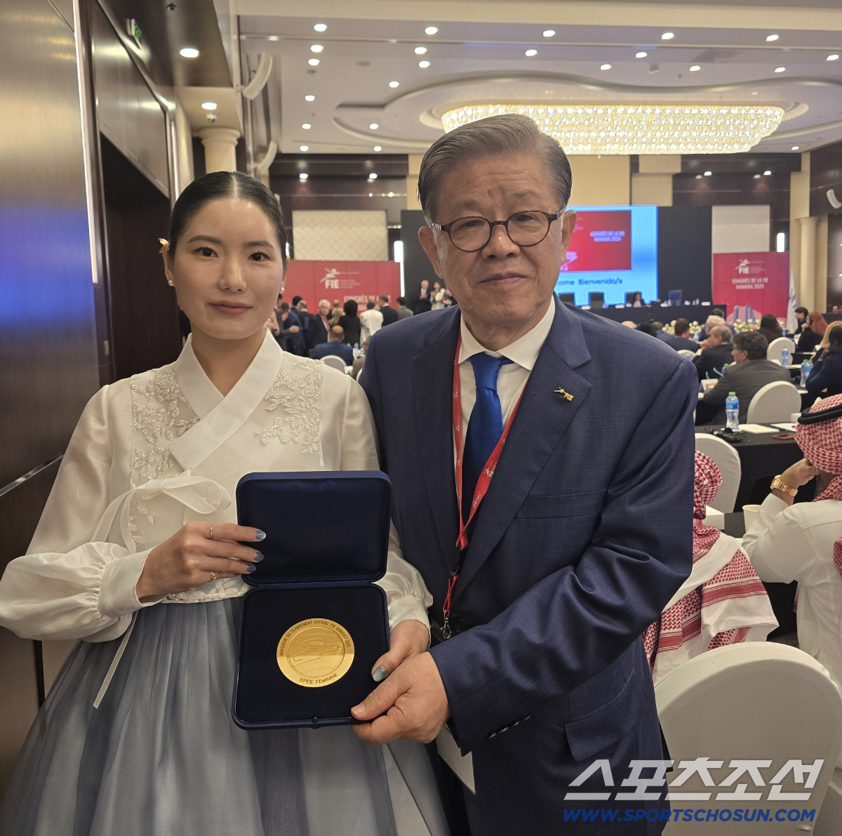 '에페여제'송세라,FIE'세계1위'상...'펜싱 키다리아저씨'최신원 회장…