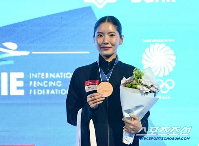 '에페여제'송세라,FIE'세계1위'상...'펜싱 키다리아저씨'최신원 회장…