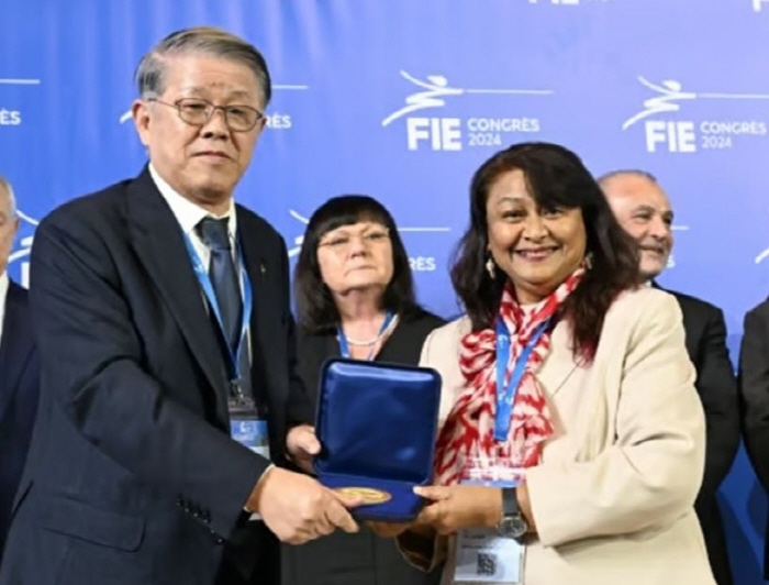 '에페여제'송세라,FIE'세계1위'상...'펜싱 키다리아저씨'최신원 회장…