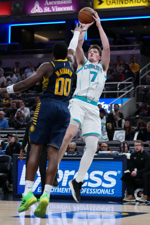 '괴물신인'콘 크니플 맹활약. 샬럿 리빌딩 계획 전면수정. 에이스 라멜로 볼 트레이드 전격 검토