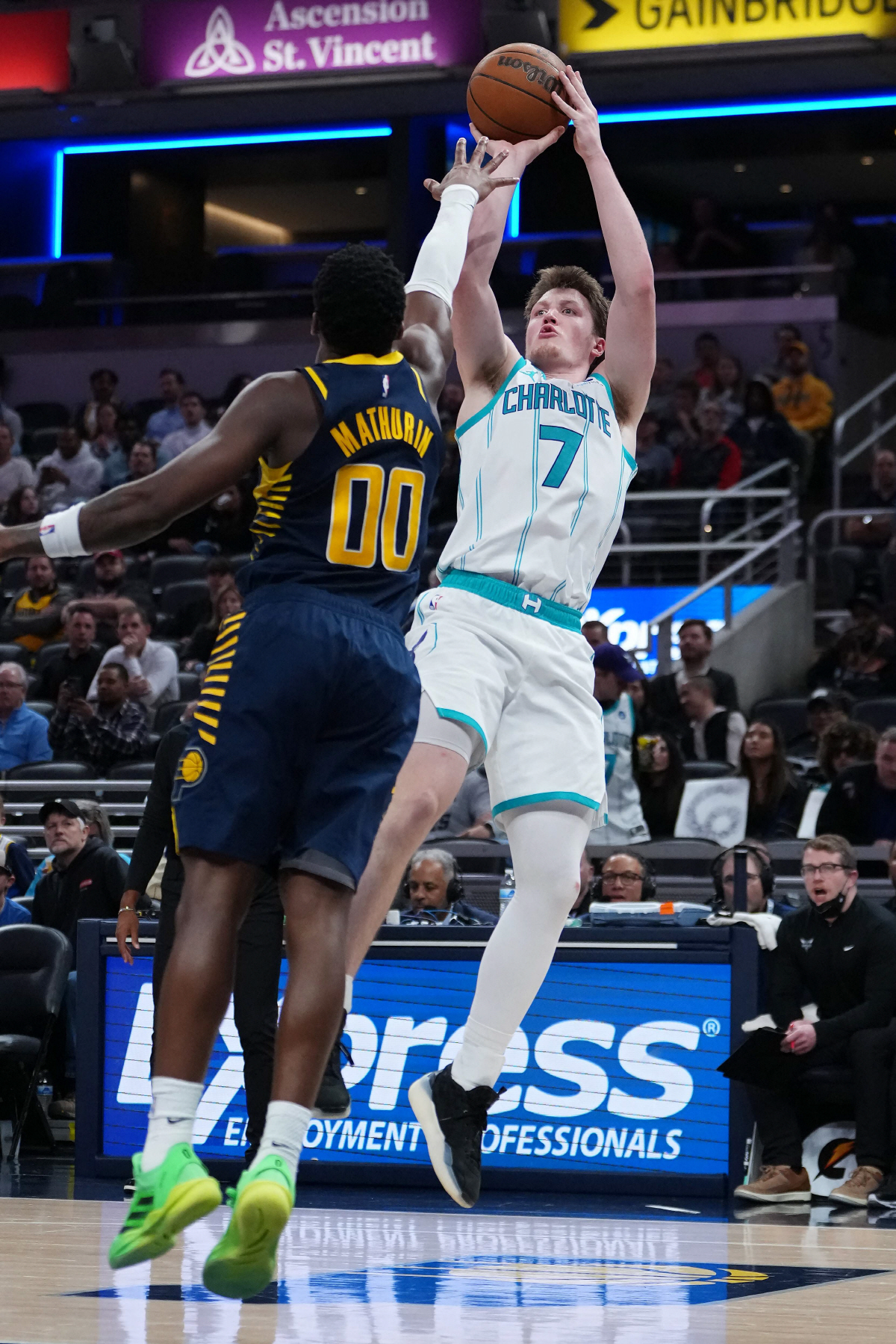 '괴물신인'콘 크니플 맹활약. 샬럿 리빌딩 계획 전면수정. 에이스 라멜로…