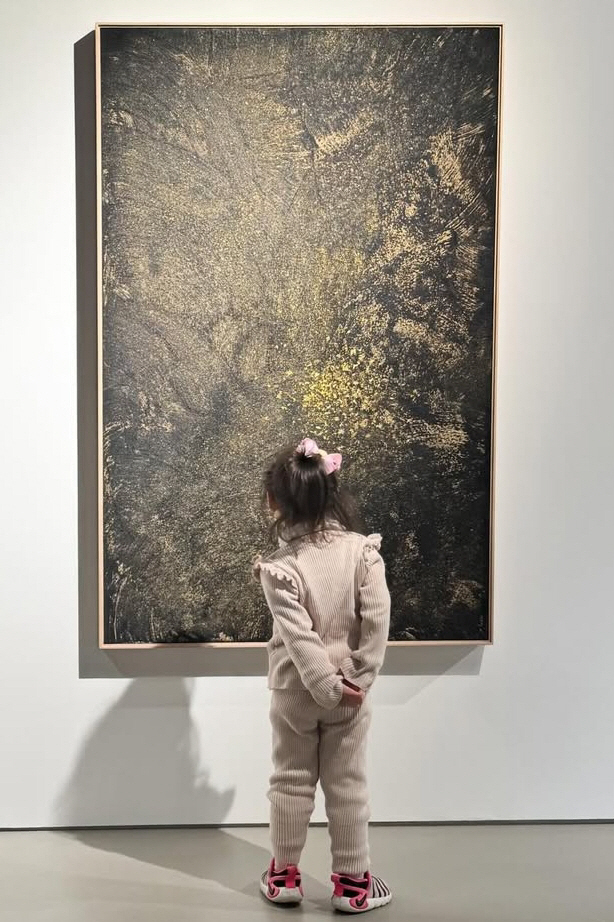 이하늬, 3세 딸과 전시회 데이트..첫 공개된 모녀 일상 "정말 빨리 자…