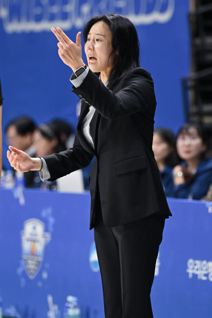 [현장인터뷰]'패장' 최윤아 감독 "우리의 수비 실수 많았다…앞선의 안정감이 가장 중요"