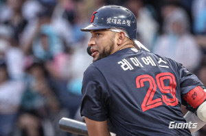 '병살 1위'인데 홈런은 13개뿐 '외인' 타자…롯데는 왜 레이예스 재계약을 외치는가 [SC포커스]