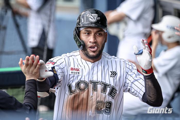 '병살 1위'인데 홈런은 13개뿐 '외인' 타자…롯데는 왜 레이예스 재계…