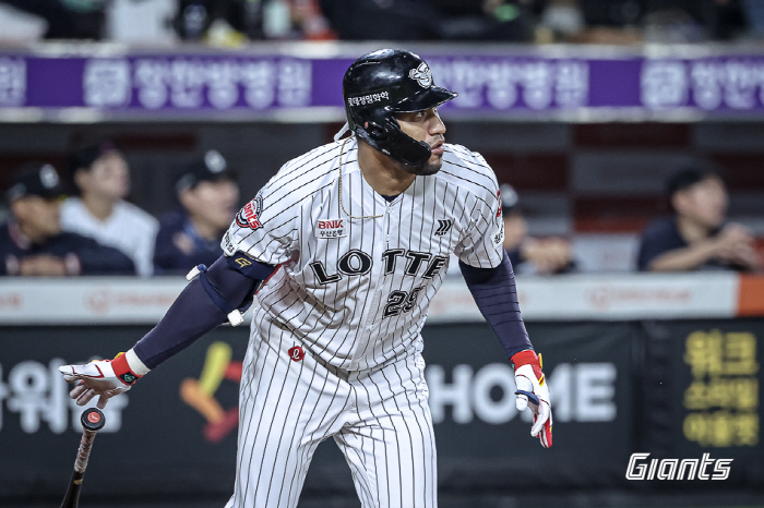 '병살 1위'인데 홈런은 13개뿐 '외인' 타자…롯데는 왜 레이예스 재계…