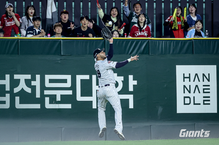 '병살 1위'인데 홈런은 13개뿐 '외인' 타자…롯데는 왜 레이예스 재계…