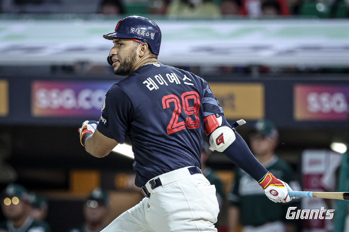 '병살 1위'인데 홈런은 13개뿐 '외인' 타자…롯데는 왜 레이예스 재계…