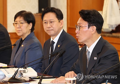(서울=연합뉴스) 이정훈 기자 = 김민석 국무총리가 24일 서울 종로구 정부서울청사에서 열린 과학기술관계장관회의에서 발언하고 있다. 2025.11.24 uwg806@yna.co.kr