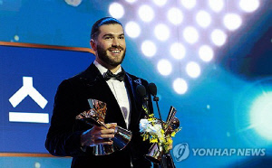 '투수 4관왕' 폰세, 류현진 이후 19년 만의 한화 출신 MVP(종합)