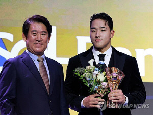 kt 안현민, 최고 신인 영예…7년 만에 등장한 타자 신인왕