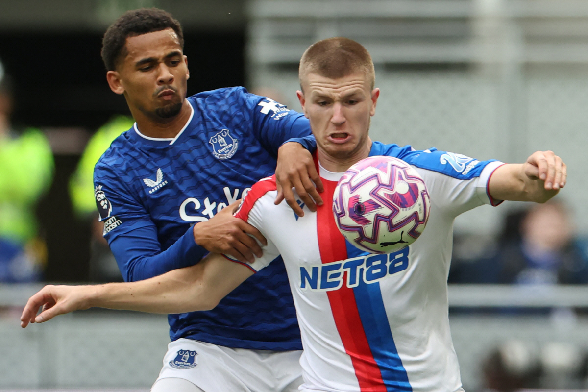 맨유, 아모림 리빌딩 힘 실어준다...특급 MF 영입 추진→이미 3명 후…