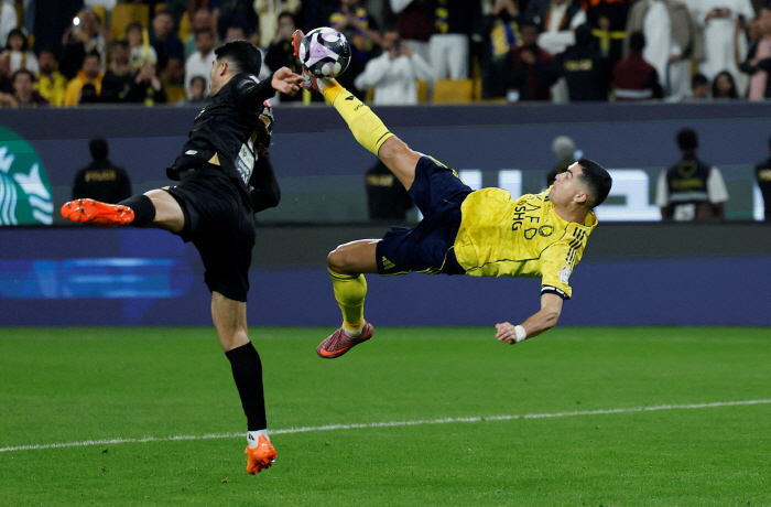 "마흔살에 이게 된다고?" 호날두,트럼프 만나고오자마자 환상 오버헤드킥 작렬!