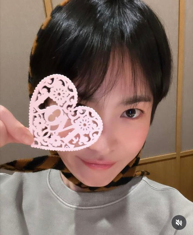 [SCin스타] 생일 맞은 송혜교 “행복하게 보냈습니다” 두건+케이크 들…