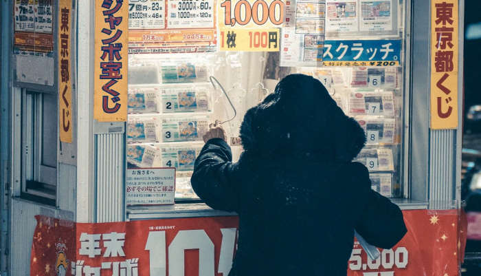 56억원 복권 당첨 후 아내에게 숨기고 몰래 차 구입·여행, 결국…