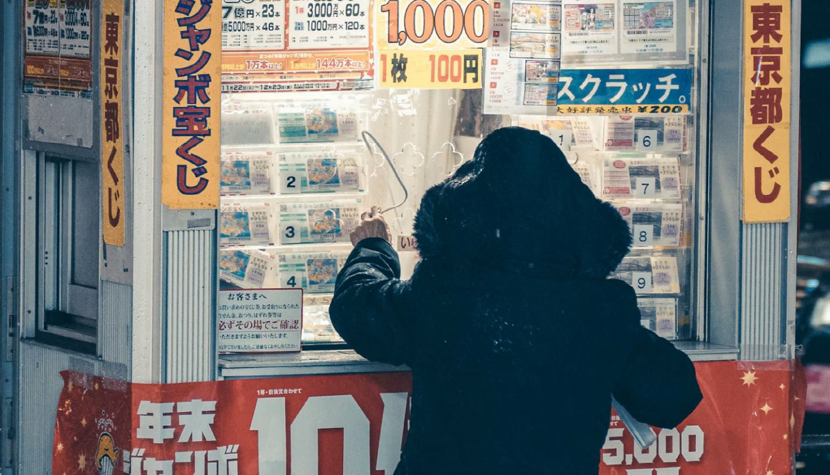 56억원 복권 당첨 후 아내에게 숨기고 몰래 차 구입·여행, 결국…