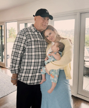 ‘치매 투병’ 브루스 윌리스, 딸도 못 알아봐..“상태 좋지 않아요”