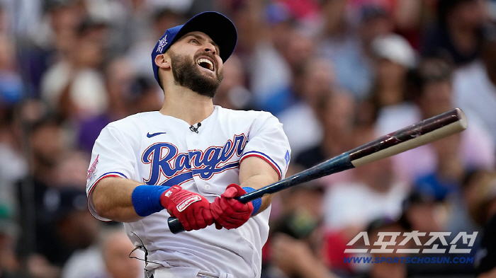 시즌 41홈런, 통산 208홈런 거포가 32살에 투수 전향이라니. SNS에 투구 영상 업로드