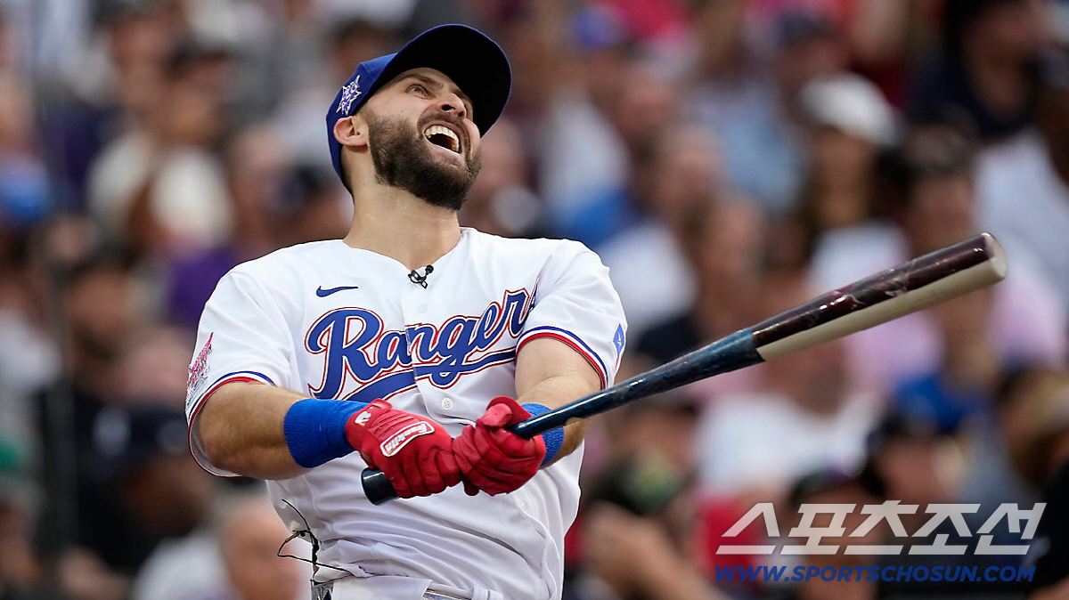 시즌 41홈런, 통산 208홈런 거포가 32살에 투수 전향이라니. SNS…
