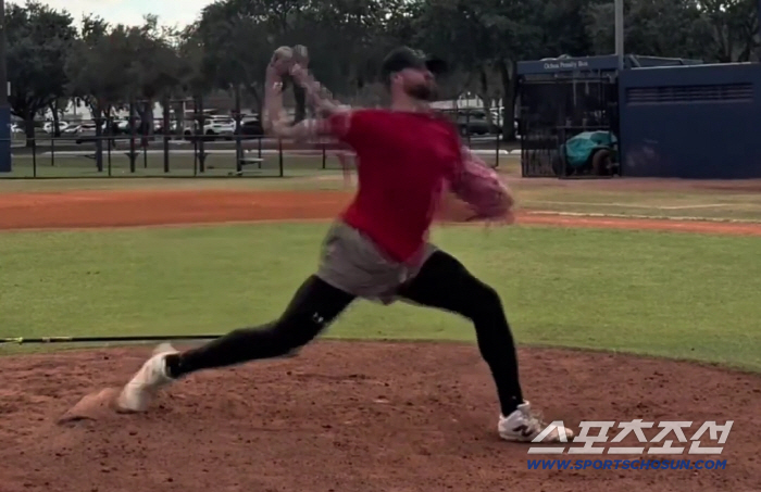 시즌 41홈런, 통산 208홈런 거포가 32살에 투수 전향이라니. SNS…