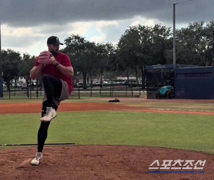 시즌 41홈런, 통산 208홈런 거포가 32살에 투수 전향이라니. SNS…