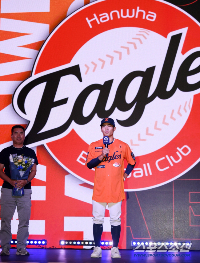 한화 중견수 해결? 선배 방망이 얻어낸 열정, 사령탑은 "잘배웠다" 극찬…