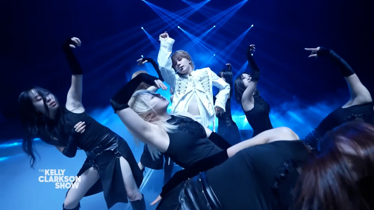 태민, 솔로로 美 TV쇼 첫 데뷔…'켈리 클락슨 쇼' 찢었다