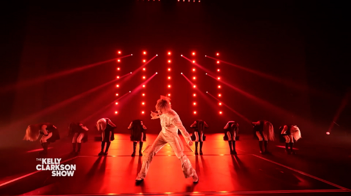 태민, 솔로로 美 TV쇼 첫 데뷔…'켈리 클락슨 쇼' 찢었다