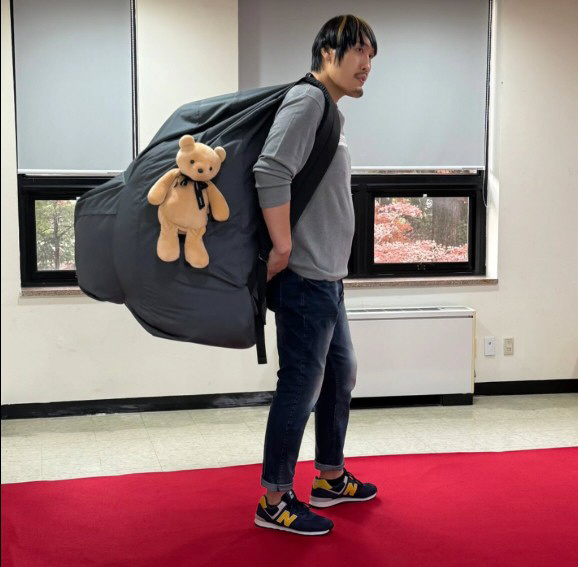 '217㎝' 최홍만, '이삿짐급 거대 가방' 메고 등장…공항패션 레전드 …