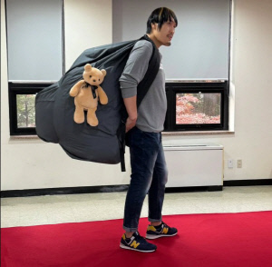 '217㎝' 최홍만, '이삿짐급 거대 가방' 메고 등장…공항패션 레전드 갱신