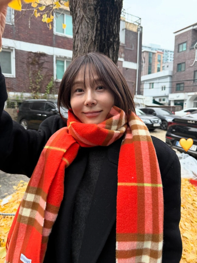 [SCin스타]‘마이큐♥’ 김나영, B사 머플러 두르고 아들과 여유 가득…