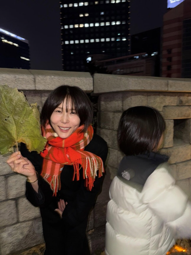 [SCin스타]‘마이큐♥’ 김나영, B사 머플러 두르고 아들과 여유 가득…