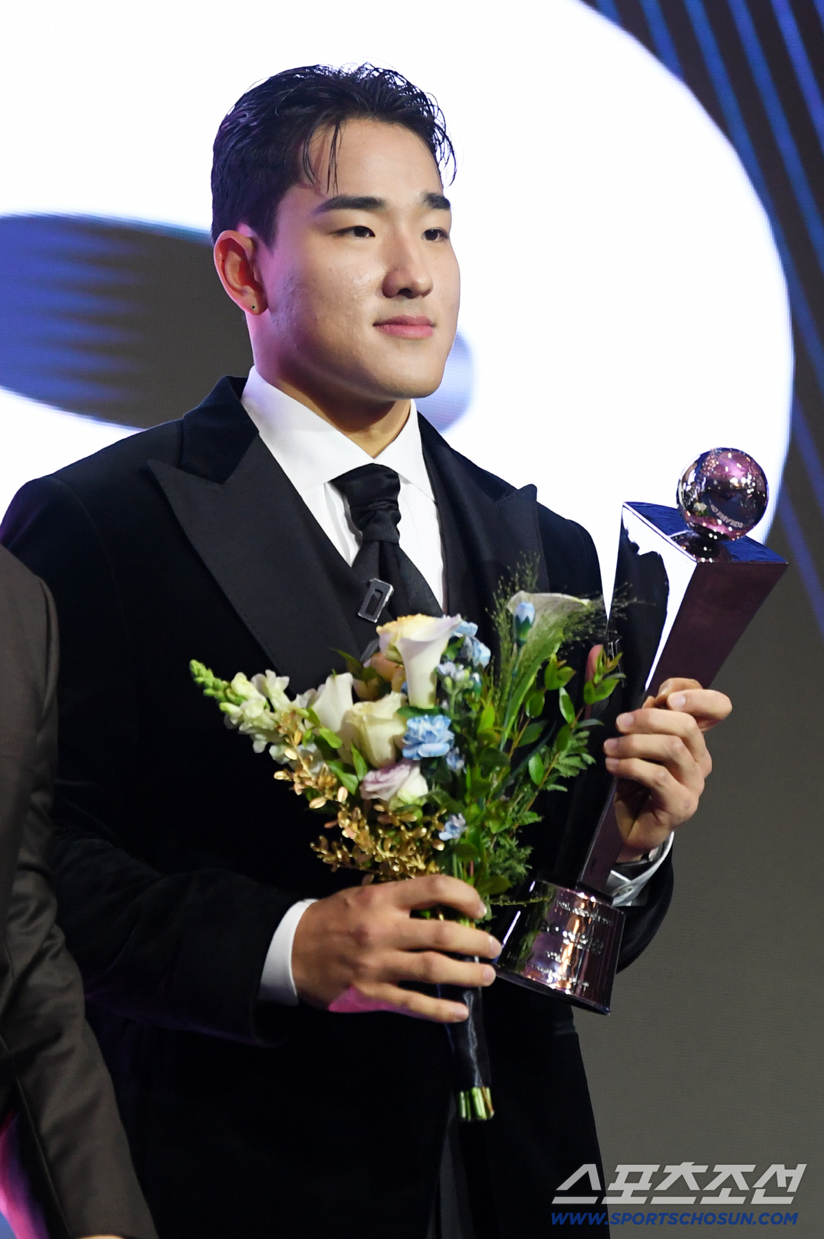 [포토] 신인상 KT 안현민 '영광스러운 순간'
