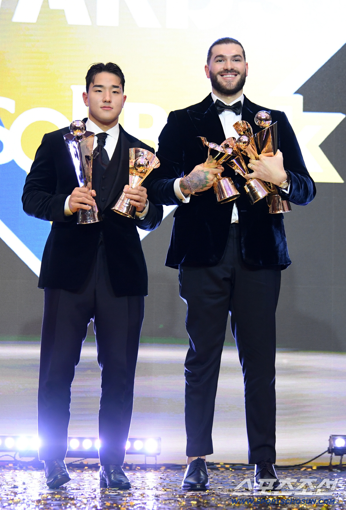 [포토] 신인왕 안현민-MVP 폰세 '잊지 못할 순간'