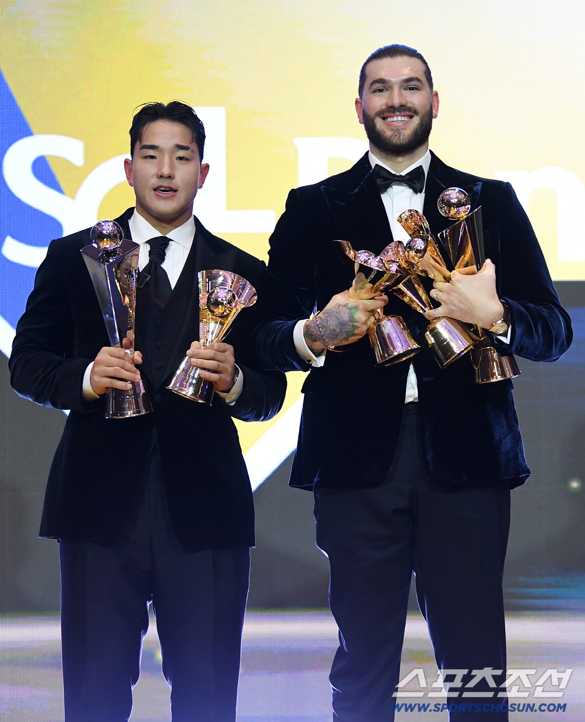 [포토] MVP 폰세와 신인상 수상한 안현민