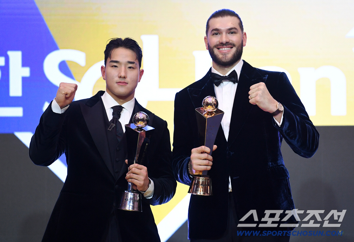 [포토] MVP 폰세와 신인상 수상한 안현민