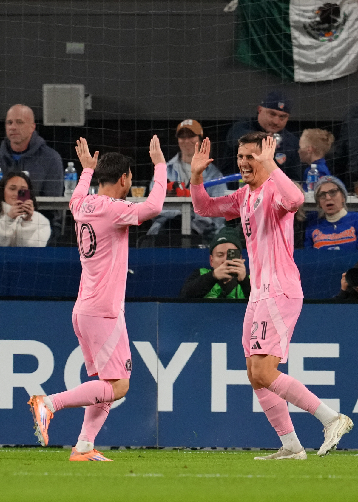 "또 놀라운 일을 해냈다" 1G-3AS→'전인미답' 1300 공격포인트 …