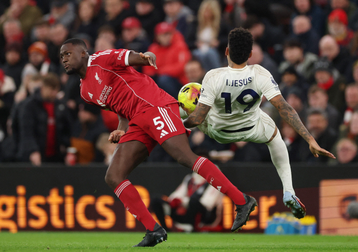 "지금 웃음이 나와?" 리버풀 '태도 논란' 터졌다…이브라히마 코나테 교체 OUT→미소 짓는 모습 '포착'