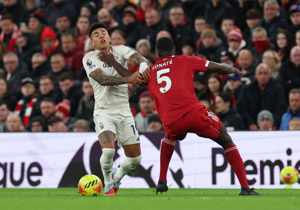 "지금 웃음이 나와?" 리버풀 '태도 논란' 터졌다…이브라히마 코나테 교…