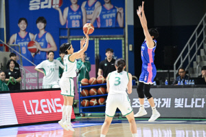 사키의 34득점 앞세운 하나은행, 삼성생명 꺾고 올 시즌 다크호스 재입증