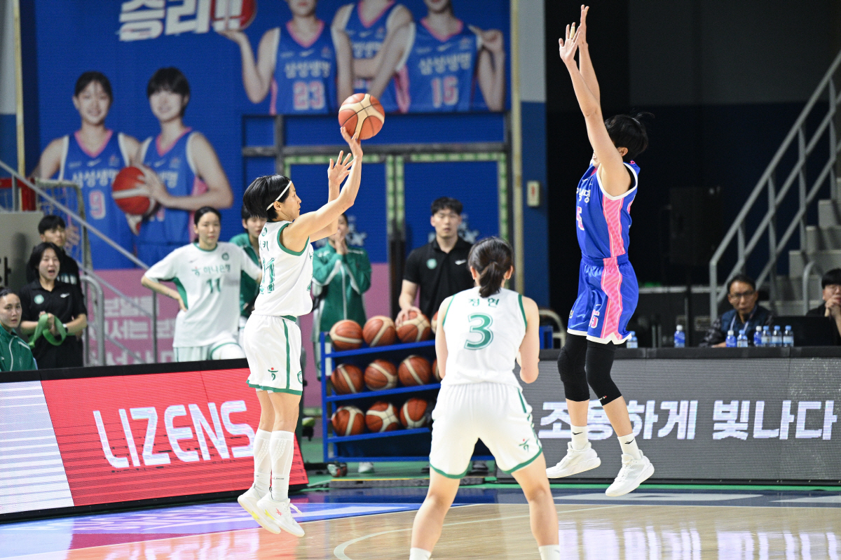 사키의 34득점 앞세운 하나은행, 삼성생명 꺾고 올 시즌 다크호스 재입증