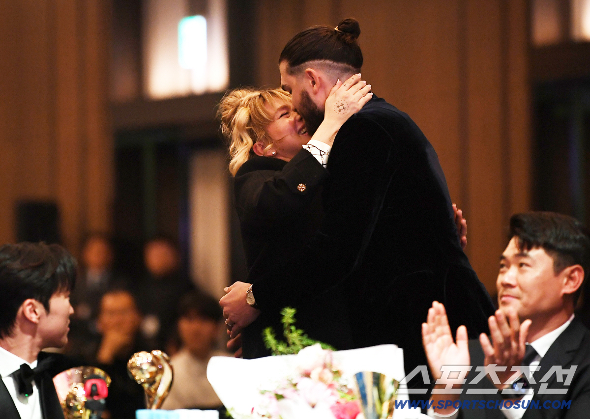 "엠마는 나의 진짜 MVP"...또 울컥한 폰세, 아내 부르며 뜨거운 눈…