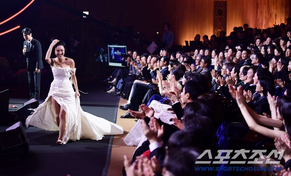 '청룡영화상 화제성 1위' 화사♥박정민, 역주행 1위까지 '근사한 이별 …