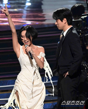 '청룡영화상 화제성 1위' 화사♥박정민, 역주행 1위까지 '근사한 이별 남자친구 감사해'