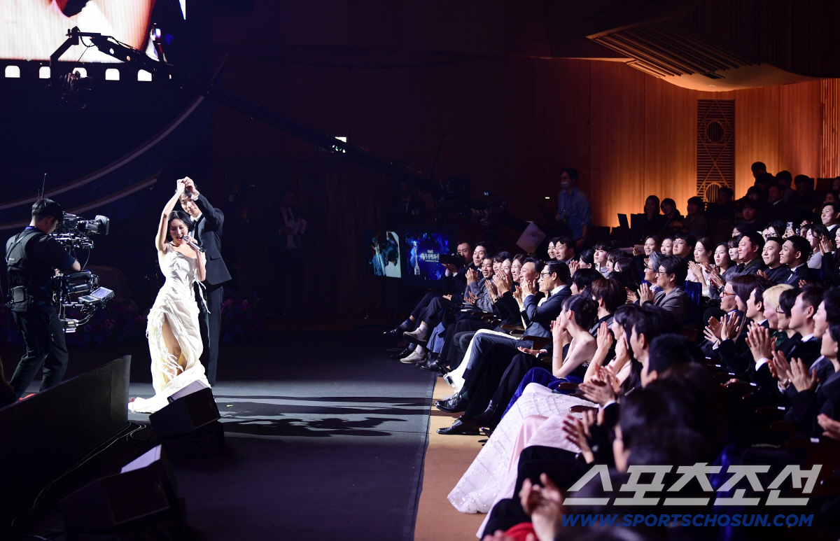 '청룡영화상 화제성 1위' 화사♥박정민, 역주행 1위까지 '근사한 이별 …