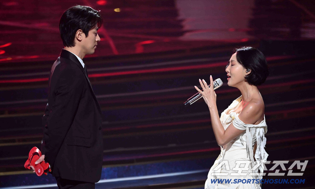 '청룡영화상 화제성 1위' 화사♥박정민, 역주행 1위까지 '근사한 이별 …